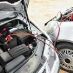 Uruchamianie samochodu za pomocą kabli rozruchowych Uruchamianie samochodu za pomocą kabli rozruchowych