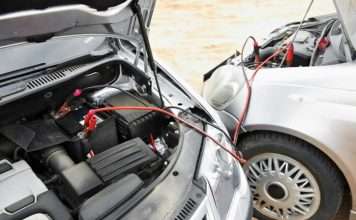 Uruchamianie samochodu za pomocą kabli rozruchowych