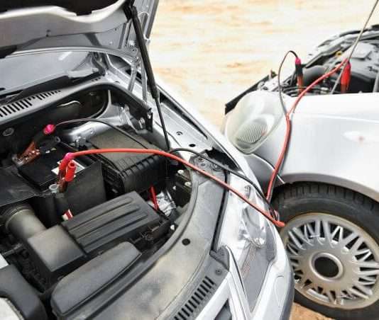 Uruchamianie samochodu za pomocą kabli rozruchowych Uruchamianie samochodu za pomocą kabli rozruchowych