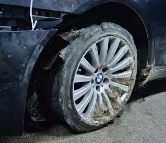 Czym spowodowane jest rozerwanie opony i jak sobie z nim poradzić?