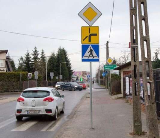 Używanie kierunkowskazów na pierwszeństwie łamanym