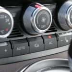 Czy możemy otrzymać mandat za włączoną klimatyzację w zaparkowanym samochodzie? Czy możemy otrzymać mandat za włączoną klimatyzację w zaparkowanym samochodzie