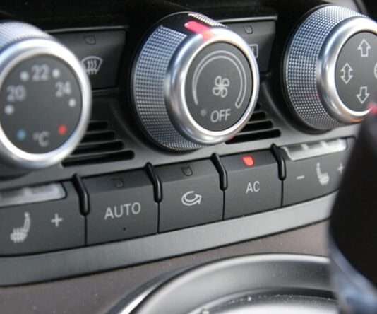 Czy możemy otrzymać mandat za włączoną klimatyzację w zaparkowanym samochodzie? Czy możemy otrzymać mandat za włączoną klimatyzację w zaparkowanym samochodzie