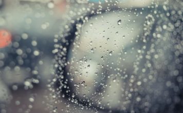 Zaparowane szyby w samochodzie – jak sobie radzić? Zaparowane szyby w samochodzie