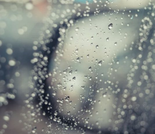 Zaparowane szyby w samochodzie – jak sobie radzić? Zaparowane szyby w samochodzie