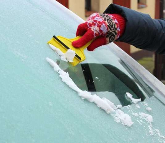 Jak usunąć szron aby nie uszkodzić szyby? Jak usunąć szron aby nie uszkodzić szyby?
