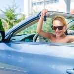 Czy otrzymamy mandat jadąc samochodem na plażę w samych kąpielówkach?