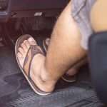 Buty (nie)odpowiednie do jazdy samochodem Klapki