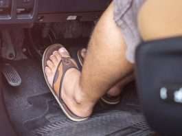 Buty (nie)odpowiednie do jazdy samochodem Klapki