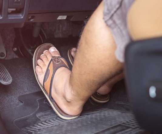 Buty (nie)odpowiednie do jazdy samochodem Klapki