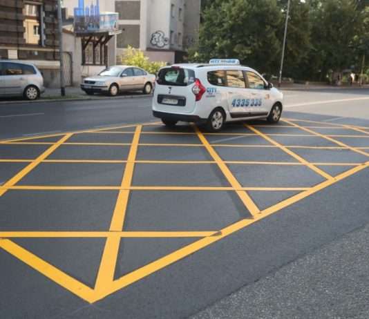 Czemu mają służyć „yellow boxy” pojawiające się na polskich drogach? Yellow box