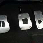 Jak prawidłowo używać sprzęgła? Pedały w pojeździe